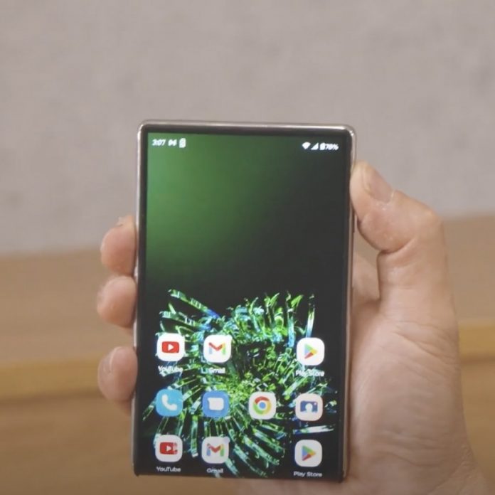 Lenovo demos a Motorola rollable phone prototype at Tech World 2022