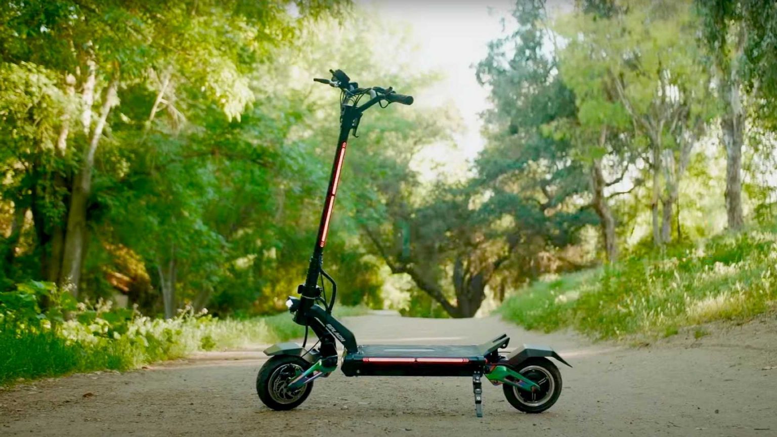 Splach Titan e-Scooter With Dual Electric Motors and a Combined Output 